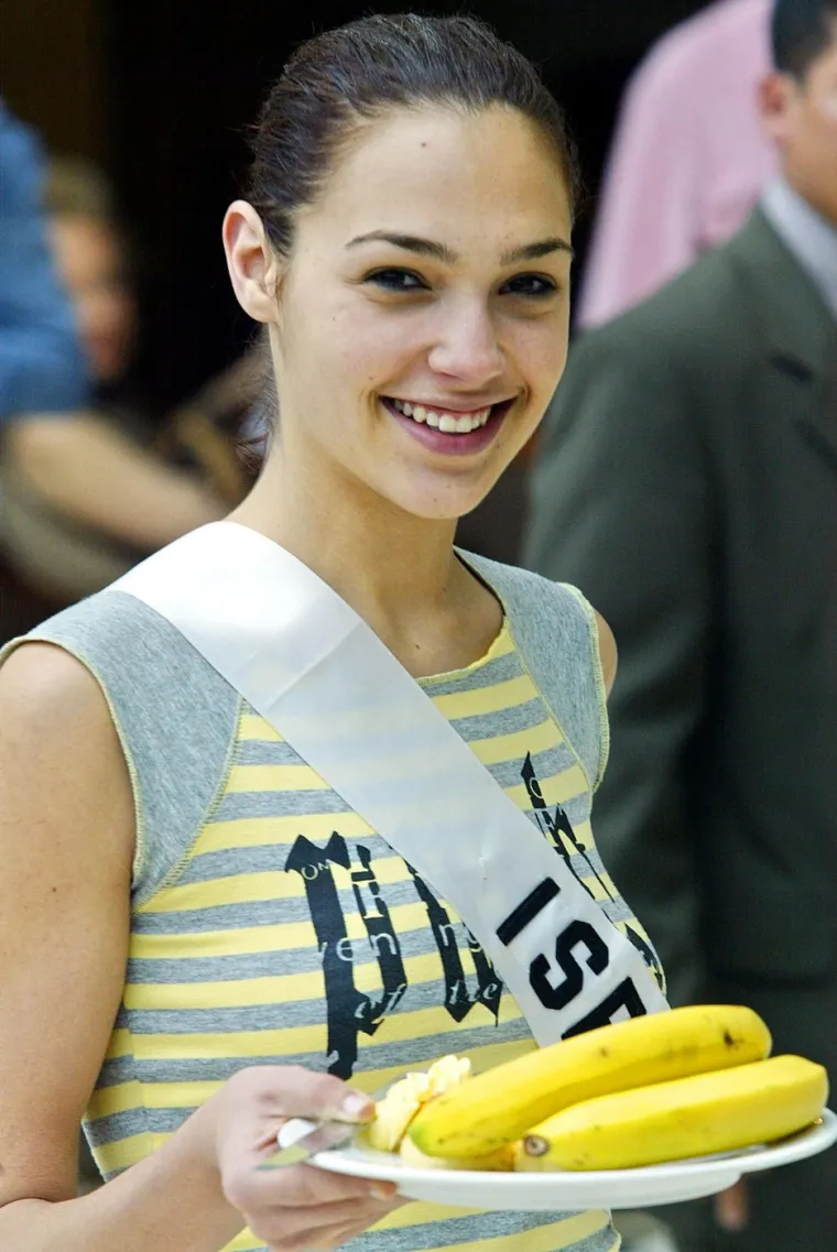 Prije nego što je postala svjetski poznato lice Hollywooda, Gal je bila uspješna manekenka i pobjednica izbora za Miss Izraela 2004. godine, nakon čega je predstavljala svoju zemlju na izboru za Miss Universe.