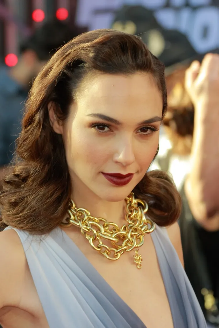 No, njezin glumački proboj i svjetska prepoznatljivost dolaze 2016. godine, kad se prvi put pojavljuje kao Wonder Woman u filmu Batman v Superman: Dawn of Justice. Ubrzo nakon toga dobila je i vlastiti film – Wonder Woman (2017.), koji je postao globalni hit.