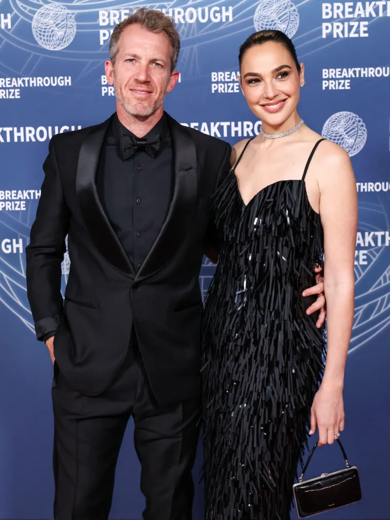 Gal Gadot je u sretnom braku s izraelskim poslovnim čovjekom Yaronom Varsanom. Par se upoznao na jogijskom retreatu u izraelskoj pustinji kada je ona imala 21 godinu. Yaron je od nje stariji 10 godina, a kliknuli su gotovo odmah. Vjenčali su se 2008. godine, a Gal često u intervjuima govori o tome koliko joj suprug pruža podršku i kako čine snažan tim, privatno i poslovno. Zajedno imaju četvero djece – tri kćeri i jednog sina. Gal je prvu kćer rodila 2011., a posljednje dijete 2024. godine. Zanimljivo je da su Gal i Yaron zajedno pokrenuli produkcijsku kuću Pilot Wave, kroz koju razvijaju i produciraju filmove i serije s naglaskom na snažne, inspirativne priče i ženske likove.