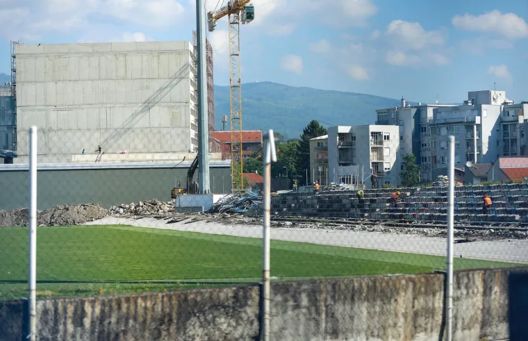 Rekonstrukciju radi austrijska tvrtka Strabag, koja je dobila na natječaju za izgradnju novog stadiona s ponudom od otprilike 38 milijuna eura