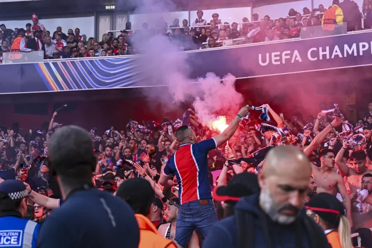 Ultrasi PSG-a napravili ludnicu na Emiratesu: Zasjenili i koreografiju domaćina u Londonu