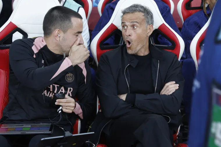 IKONA: Trener PSG-a Luis Enrique ima smiješan izraz lica. 