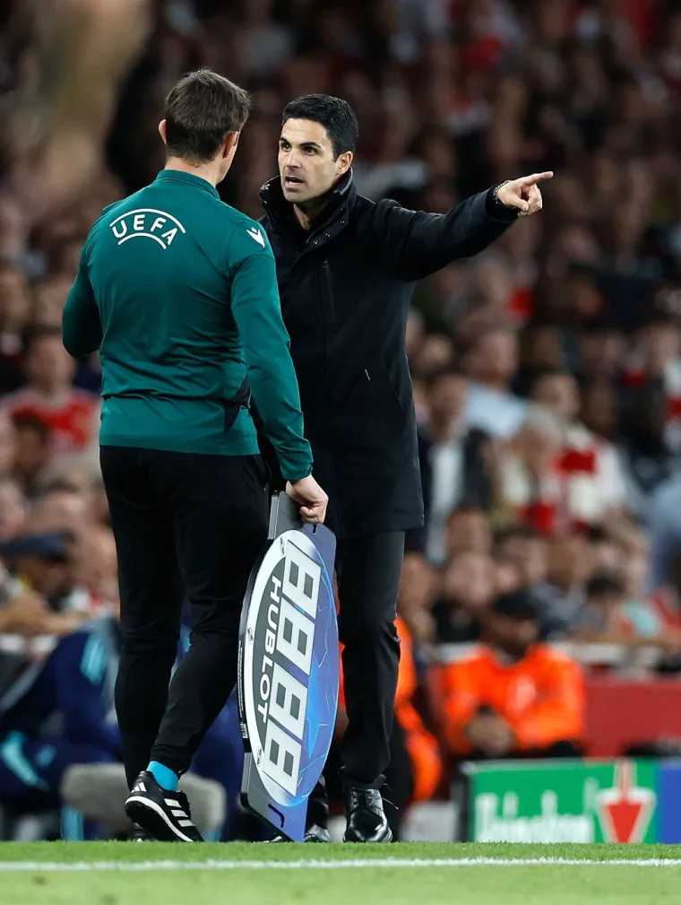 Kamere snimile trenutak ludila i misterioznu brinetu: Legende sve vidjele s tribina