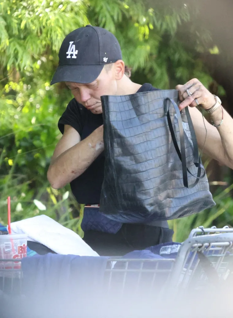 Nekada&scaron;nja ljepotica danas je lutalica i kopa po smeću: Evo kako živi biv&scaron;a supruga zvijezde Baywatcha