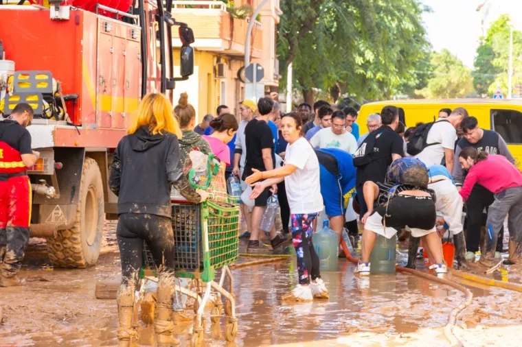 Jedna od najvećih pogre&scaron;aka koju Ripley navodi u katastrofama je ta da vlasti često uskraćuju informacije, bojeći se javne panike i zbunjenosti. No, naglasila je da su "obični ljudi prva linija u katastrofi" te bi se trebali bolje pripremiti i obučiti. Ipak, vi&scaron;e informacija ključno je za preživljavanje.