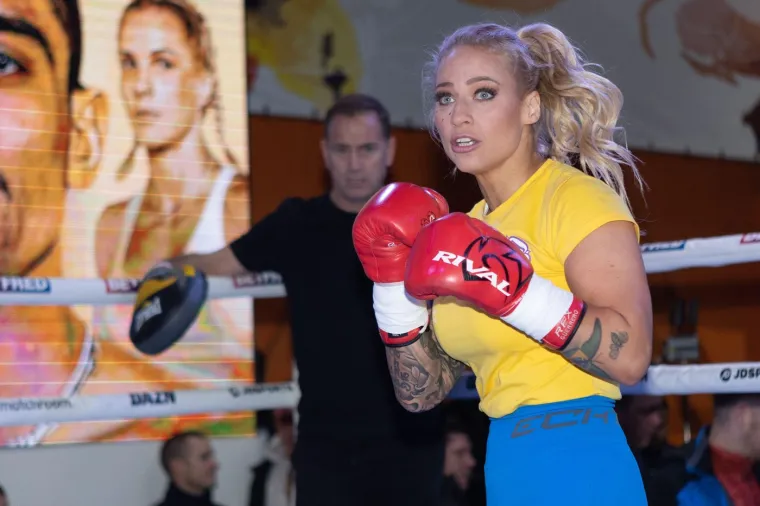 PLAVA BOMBA: Ebanie Bridges svojim vještinama u ringu, karizmom izvan njega i impresivnim akademskim postignućima privukla pažnju svjetske sportske javnosti.