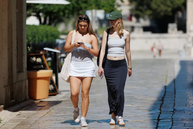 Duge noge i uska suknja: Dvije ljepotice donijele su ljeto u Zadar