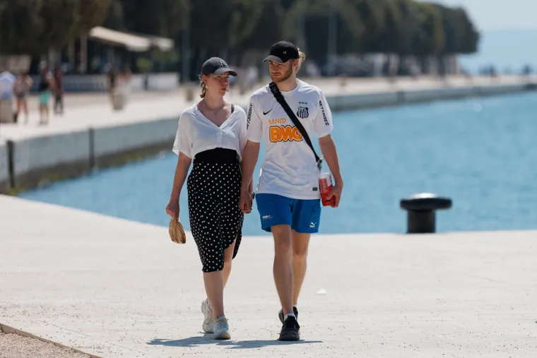 Duge noge i uska suknja: Dvije ljepotice donijele su ljeto u Zadar