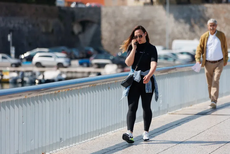 Duge noge i uska suknja: Dvije ljepotice donijele su ljeto u Zadar
