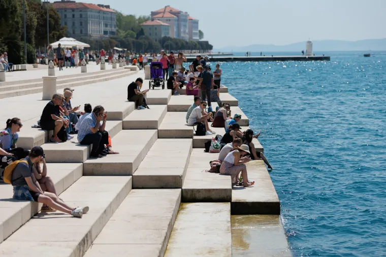 Duge noge i uska suknja: Dvije ljepotice donijele su ljeto u Zadar