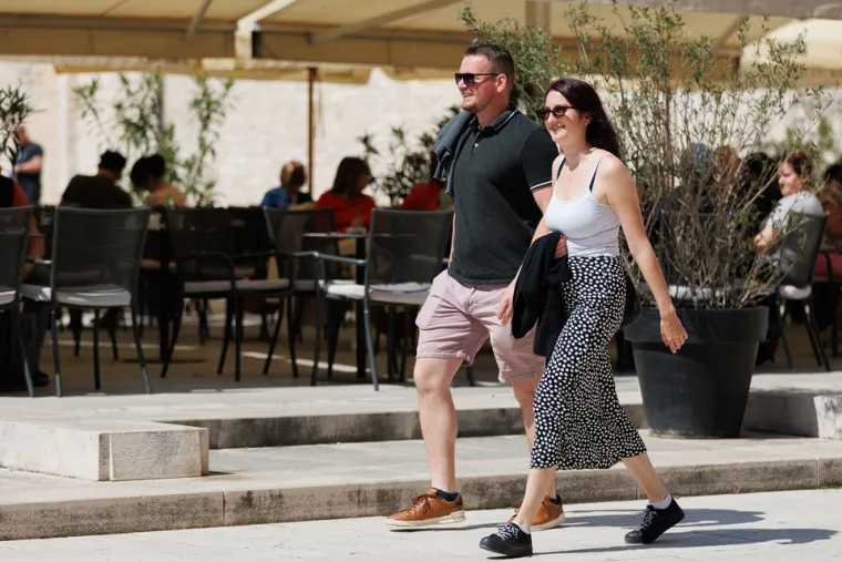 Duge noge i uska suknja: Dvije ljepotice donijele su ljeto u Zadar
