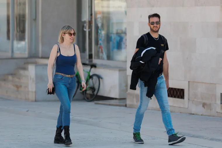 Duge noge i uska suknja: Dvije ljepotice donijele su ljeto u Zadar