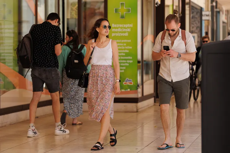 Duge noge i uska suknja: Dvije ljepotice donijele su ljeto u Zadar