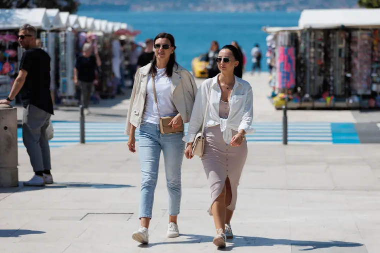 Duge noge i uska suknja: Dvije ljepotice donijele su ljeto u Zadar