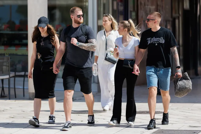 Duge noge i uska suknja: Dvije ljepotice donijele su ljeto u Zadar