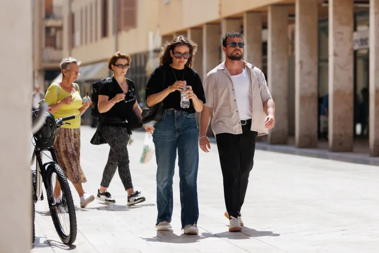 Duge noge i uska suknja: Dvije ljepotice donijele su ljeto u Zadar