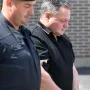 Za cijeli je slučaj policija saznala kada je župnik prijavio da su ga opljačkala tri mladića. U istrazi je policija otkrila detalje za koje je sada osumnjičen. 