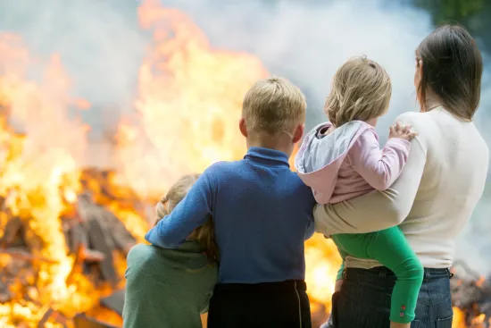 Svi mi imamo ideje o tome kako ćemo se ponašati u krizi ili izvanrednoj situaciji, ali to gotovo nikada tako ne izgleda kada se zaista suočimo s katastrofom, jer naš mozak učini nešto posve neočekivano otkrila je novinarka Amanda Ripley u svojoj knjizi "The Unthinkable: Who Survives When Disaster Strikes — and Why". Ona je pratila ljude koji su preživjeli katastrofe svih vrsta te je otkrila da postoji obrazac, čak i u vrlo različitim kontekstima, od avionskih nesreća do potresa. Ljudi gotovo uvijek prolaze kroz razdoblje određenih emocija. U našoj listalici saznajte što određuje tko će preživjeti, a tko ne u slučaju katastrofalnog događaja.
