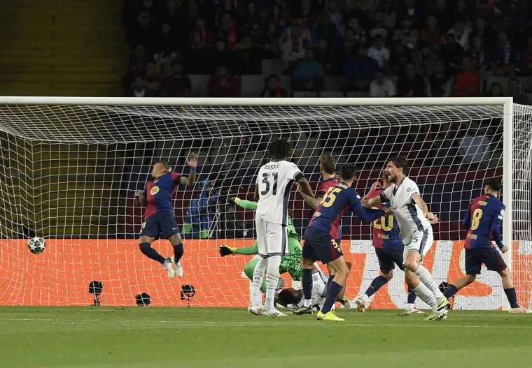 U 21. minuti uslijedio je novi hladan tuš za Barcelonu. Gosti su drugi put došli pred Szczesnyja te su zabili drugi pogodak.