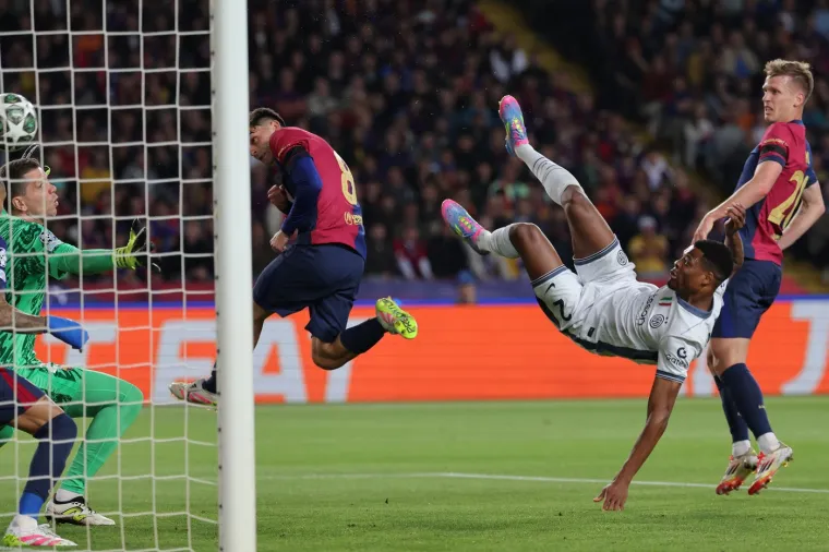 Nakon kornera najviši je u skoku bio Acerbi koji je loptu spustio Dumfriesu, a ovaj je odlično reagirao i atraktivno zakucao loptu u mrežu za 2-0 aktualnog talijanskog prvaka.