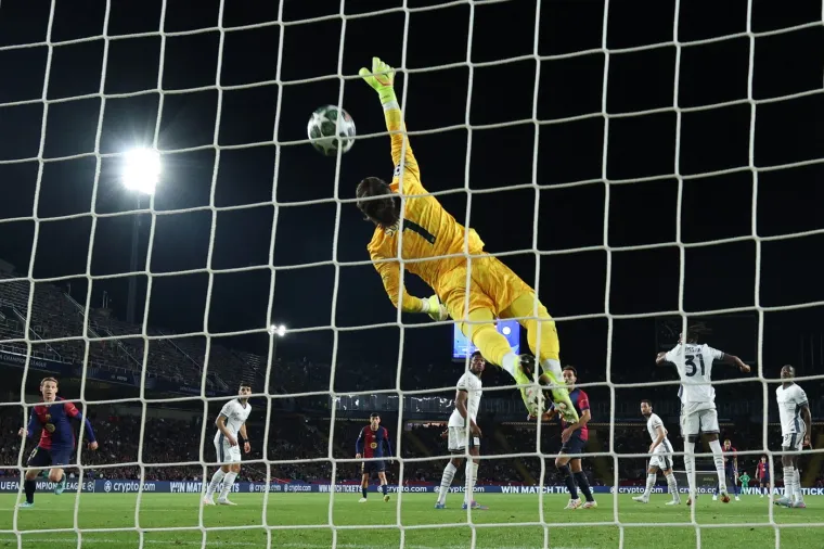 Nakon izvedenog kornera Yamal  je propustio loptu do Raphinhe koji je žestoko raspalio s vi&scaron;e od 20 metara.