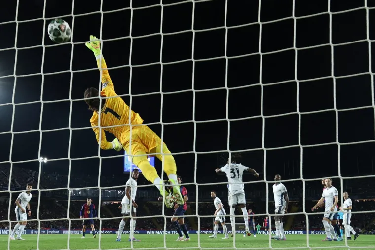 Lopta je bombastično zatresla gredu, odbila se u leđa Interovog vratara Sommera i oti&scaron;la u gostujuću mrežu za 3-3.