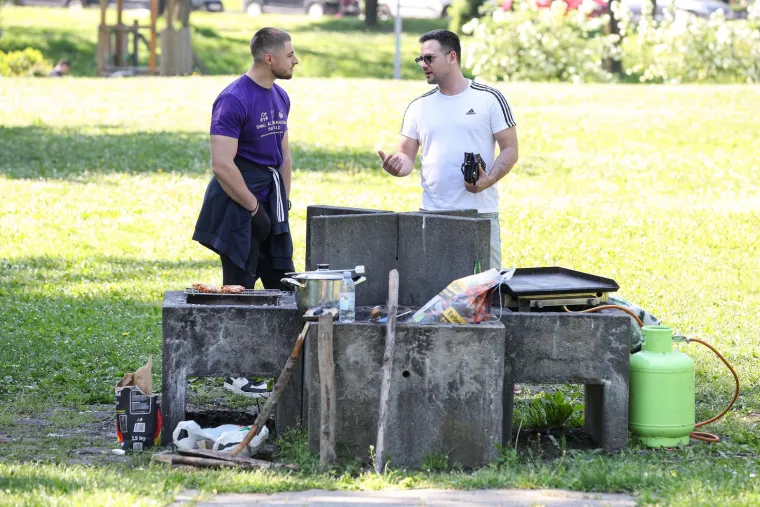 
Nasmijana lica, majice kratkih rukava, kratke hlačice i prijenosni frižideri - Praznik rada ove godine baš je poslužilo lijepo vrijeme.