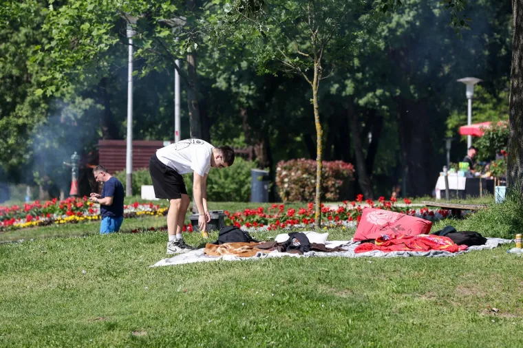 
Od ranog jutra zauzimala su se mjesta pod stablima, slagale dekice i postavljali roštilji.