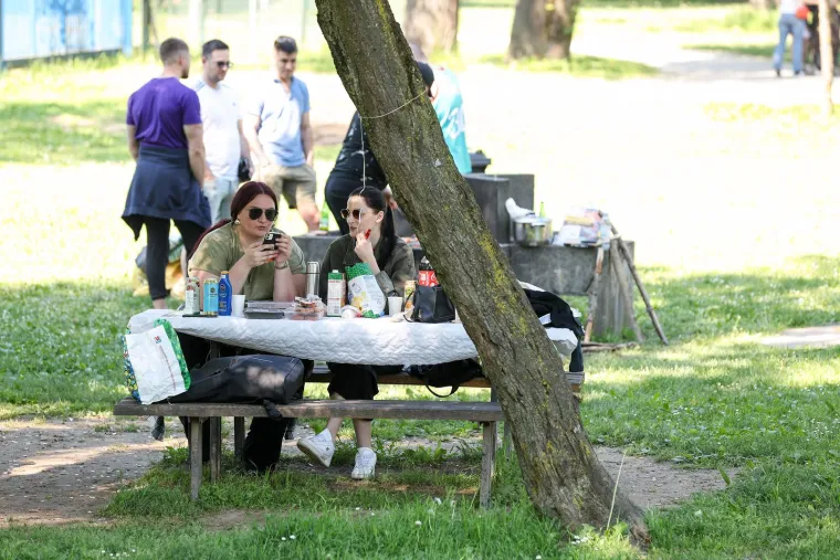 Dekice na travi, miris roštilja u nosnicama: Na Bundeku sve po starom! Evo kako Zagrepčani uživaju