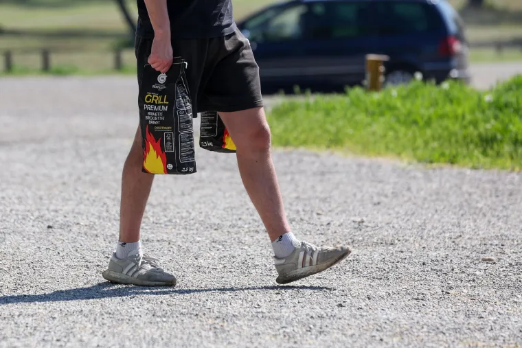 Dekice na travi, miris ro&scaron;tilja u nosnicama: Na Bundeku sve po starom! Evo kako Zagrepčani uživaju