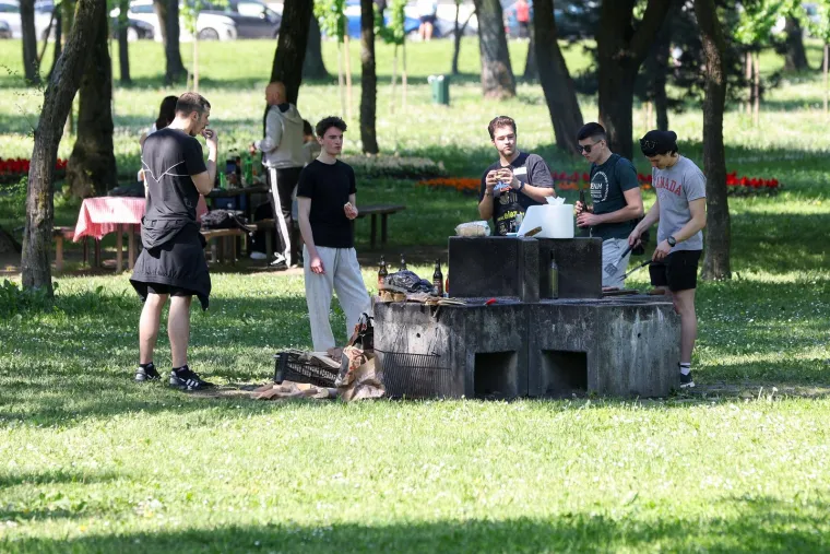 Dekice na travi, miris ro&scaron;tilja u nosnicama: Na Bundeku sve po starom! Evo kako Zagrepčani uživaju