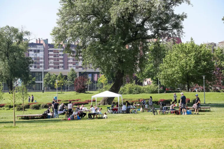 Dekice na travi, miris ro&scaron;tilja u nosnicama: Na Bundeku sve po starom! Evo kako Zagrepčani uživaju