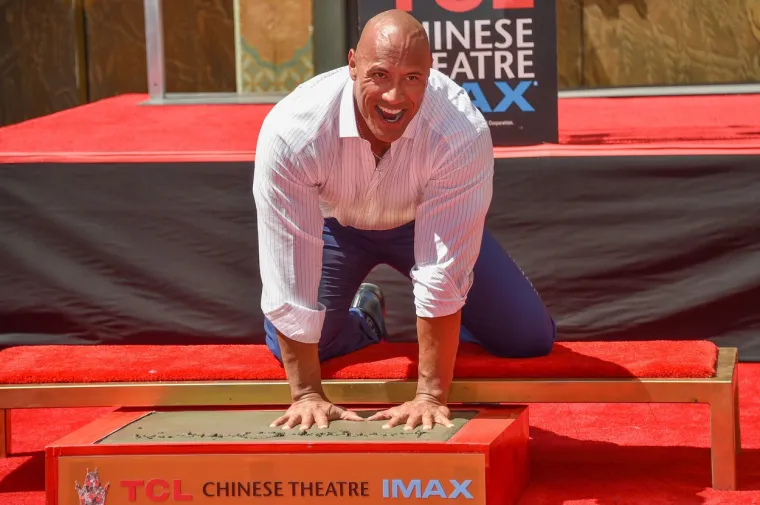 Zanimljivo je da je lik Hobbsa u filmskom serijalu &quot;Brzi i žestoki&quot; (kojeg glumi Johnson) u originalu trebao glumiti Tommy Lee Jones. Prije nego je započelo snimanje, Vin Diesel, koji ima ogroman broj pratitelja na Facebooku, zamolio je fanove za pomoć i pitao ih koga bi htjeli vidjeti kraj njega na velikom platnu. &quot;Razlog zašto smo doveli Dwaynea Johnsona u &quot;Brzi i žestoki 5&quot; bilo je zbog vas. Jedna djevojka koja se zvala Jen Kelly mi je napisala: &quot;Jako bih voljela vidjeti vas kako funkcionirate na platnu zajedno.“ I tako smo ulogu, koja je inicijalno bila namijenjena Tommy Lee Jonesu, dali Dwayneu, koji je briljirao.“, napisao je na društvenim mrežama.
