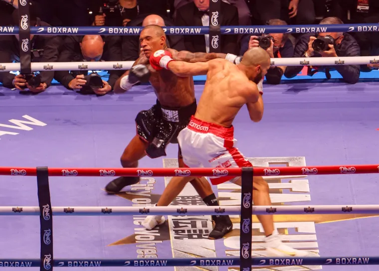 Kontroverzni meč umalo zavr&scaron;io tragično, pogledajte &scaron;to se događalo: 'Sin mi je skoro umro'