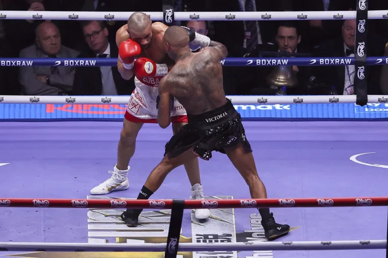 Kontroverzni meč umalo zavr&scaron;io tragično, pogledajte &scaron;to se događalo: 'Sin mi je skoro umro'