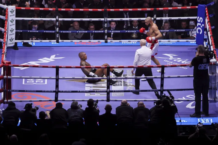 Kontroverzni meč umalo zavr&scaron;io tragično, pogledajte &scaron;to se događalo: 'Sin mi je skoro umro'