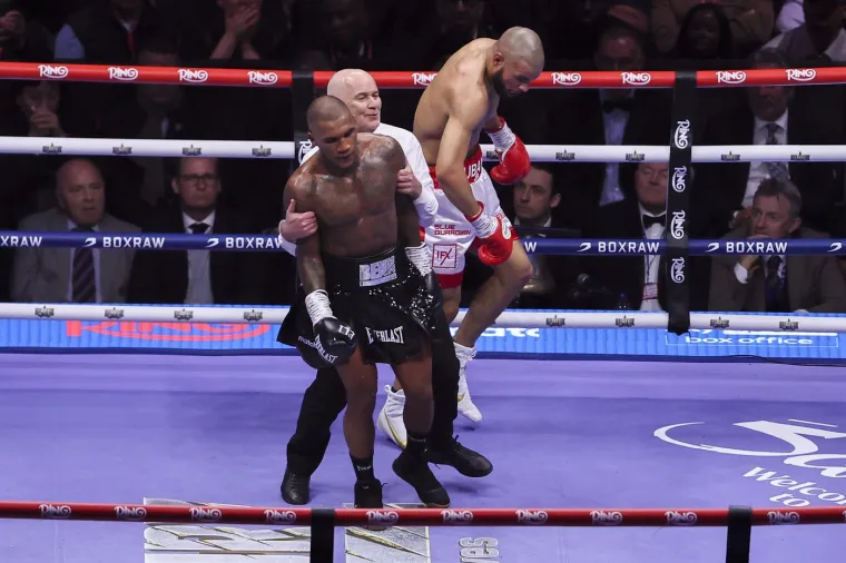 Kontroverzni meč umalo zavr&scaron;io tragično, pogledajte &scaron;to se događalo: 'Sin mi je skoro umro'