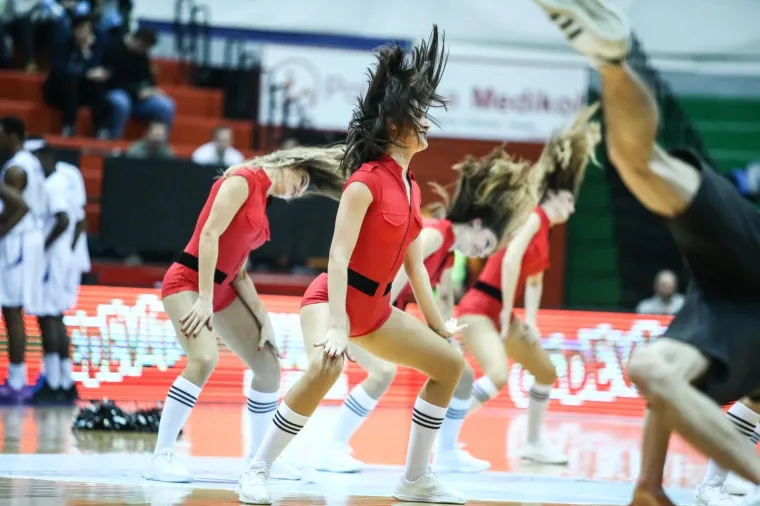 CEDEVITAŠICE ZAPALILE DVORANU: Vatrene plesačice oduševile publiku svojim vještinama