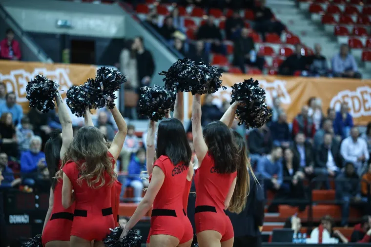 CEDEVITAŠICE ZAPALILE DVORANU: Vatrene plesačice oduševile publiku svojim vještinama