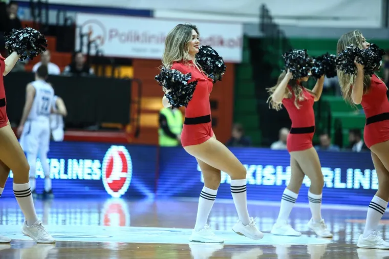 CEDEVITAŠICE ZAPALILE DVORANU: Vatrene plesačice oduševile publiku svojim vještinama