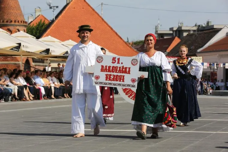 Svečana povorka sudionika 51. Đakovačkih vezova