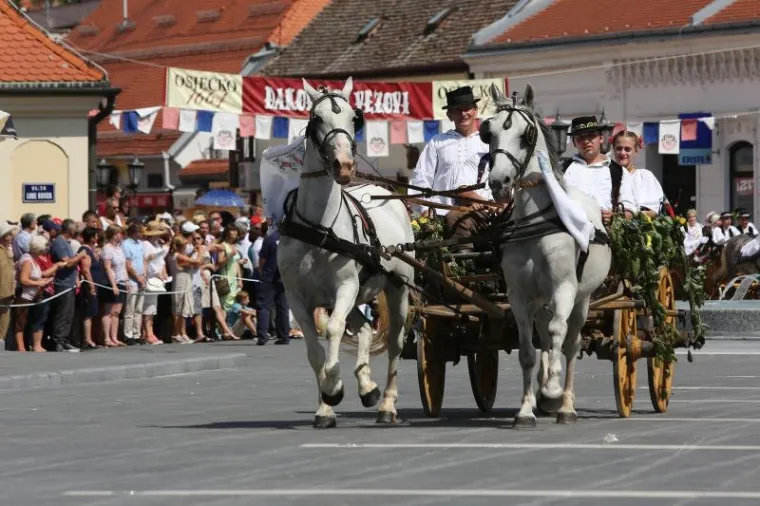 Svečana povorka sudionika 51. Đakovačkih vezova