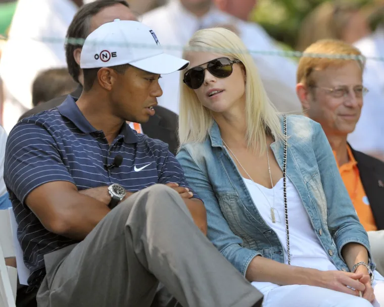 Elin Nordegren imala je u ugovoru, nakon što se doznalo za njegove afere i nakon njegovog izlaska iz klinike za liječenje ovisnosti o seksu, klauzulu o anti varanju po kojoj je trebala dobiti čak 350 milijuna dolara. Dogovorila se na 100 milijuna. Toliko je i izvukla u brakorazvodnoj parnici. Tiger Woods i Elin Nordegren na slici