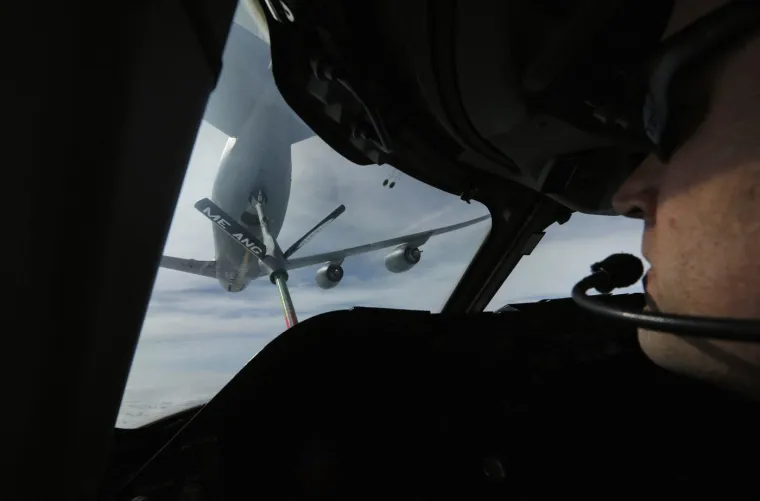 Boeing E-4B opremljen je s više od 40 različitih komunikacijskih sustava te može održavati vezu s nuklearnim podmornicama, kopnenim zapovjednim centrima, drugim vojnim zrakoplovima i satelitskim komunikacijskim mrežama. 