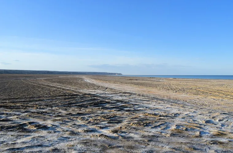 Pesticidi i druge poljoprivredne kemikalije iz okolnog tla zagadile su jezero. Nakon što je presušilo onečišćene čestice prašine postale su opasnost za zdravlje stanovništva u blizini.