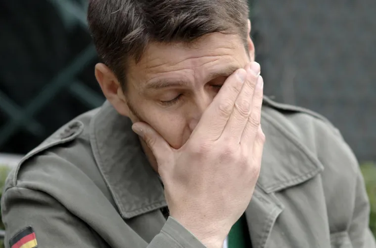 Zvone i Dejo imali su potpuno drugačije poglede na srpsku agresiju na Hrvatsku zbog stvaranja Velike Srbije. Savičević je iz Crne Gore i igrao je za Crvenu Zvezdu čiji navijači veličaju ratne zločince i za Jugoslaviju, a Zvonimir je bio kapetan hrvatske nogometne reprezentacije i Dinama, koji je uvijek imao predznak izrazito hrvatskog kluba. Boban je domoljub, Hrvatska mu je uvijek i zauvijek u srcu. Međutim, sve razlike morali su Zvone i Dejo staviti po strani jer su zajedno nastupali za Milan. Bili su profesionalci, a Talijane ne zanima &quot;tamo neki rat u Jugoslaviji&quot;. Ovo je fotografija snimljena 17.03.2009. u Zagrebu. 
