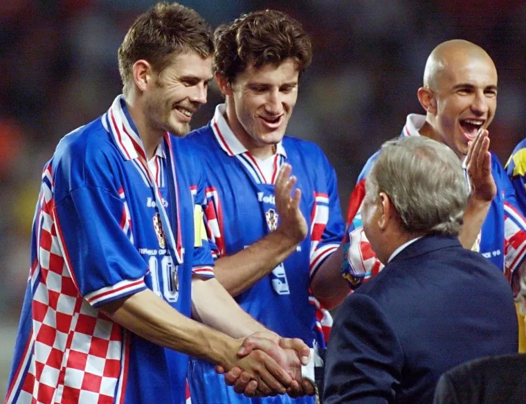 Zvone je bio kapetan brončanih Vatrenih koji su na Svjetskom prvenstvu u Francuskoj 1998. godine osvojili treće mjesto i donijeli u Lijepu Našu prvu medalju.