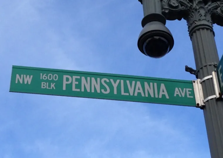 Policija patrolira 24 sata dnevno, pogotovo oko Kongresa, Bijele kuće, i ostalih vladinih zgrada. A toga u DC-ju ima na pretek, samo se dovoljno prošetati avenijom Pennsylvania – na vrhu je Capitol Hill, a na dnu Bijela kuća, na svjetski poznatom broju 1600.