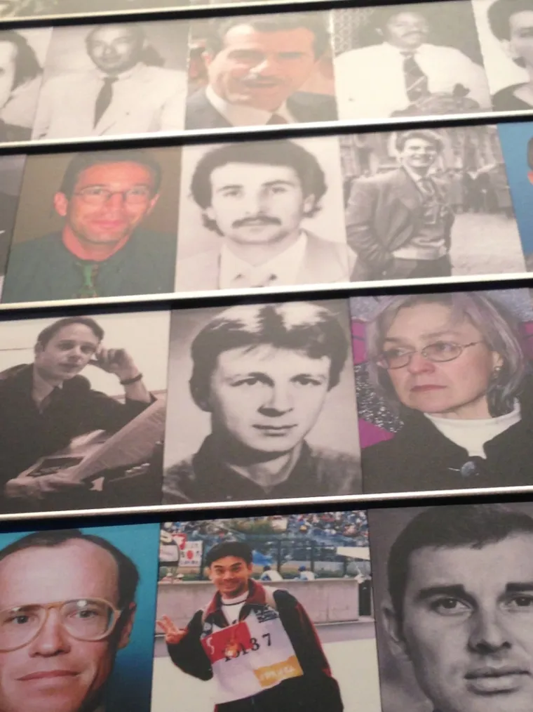 Iako je muzej fokusiran uglavnom na američko novinarstvo, ima u njemu i malo Hrvatske – tako sam na memorijalnom zidu palim novinarima pronašla sliku Siniše Glavaševića.