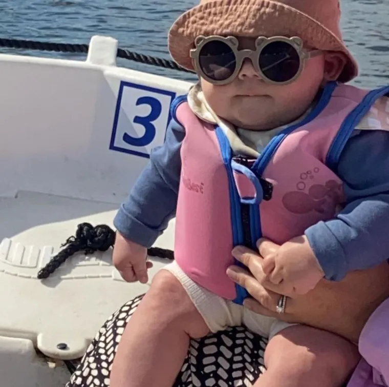 “Ja sam visoka 180 cm, a moj suprug Elliott (41) 183 cm, tako da nikada nećemo imati malu bebu. Nitko od nas nije bio posebno velik kad smo se rodili, mislim da ću samo imati velike bebe&quot;, rekla je mama Sarah.